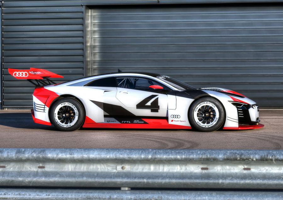  Audi e-tron Vision Gran Turismo 2018 года  (фото 5 из 22)